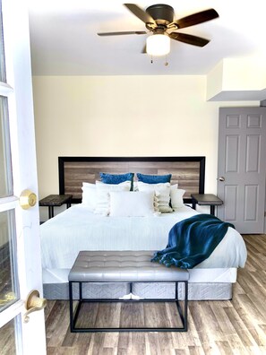 Classic House | 9 bedrooms, desk, soundproofing, free WiFi - The Aquarium Chateau - With Private Yard & Parking, Near Falls, Casino by Niagara Hospitality (Niagara Falls)