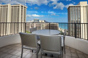 Outdoor dining - 2 bedroom Ocean View Lagoon Tower by Hilton Grand Vacations (Honolulu)