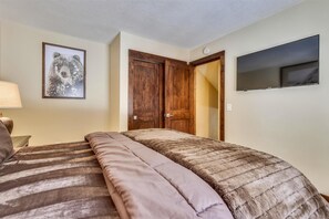 1 bedroom, desk, WiFi, bed sheets