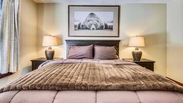 1 bedroom, desk, WiFi, bed sheets