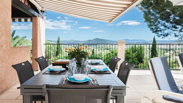 A dining table set for six with a view of the mountains. - Villa BELLE-VUE. Fully equipped (Taradeau)