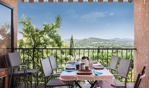 Villa Belle-vue. Grande piscine privée.A l'abri des regards. Confort et calme.