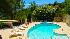 A swimming pool with sun loungers and a stone wall. - Villa BELLE-VUE. Fully equipped (Taradeau)