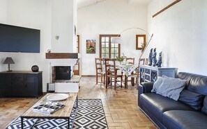 TV connectée, cheminée, livres, imprimantes