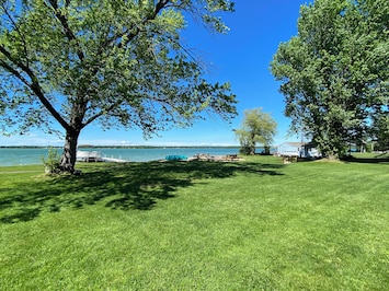East shore private beach. 50 ft dock with 3 lakefront Cottages .