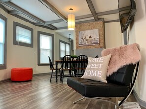 Interior - The Eastside Manor - Private Yard & Parking, Near Falls & Casino by Niagara Hospitality (Niagara Falls)