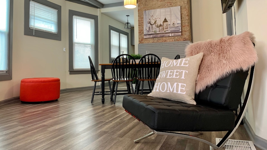 The Eastside Manor - Private Yard & Parking, Near Falls & Casino by Niagara Hospitality