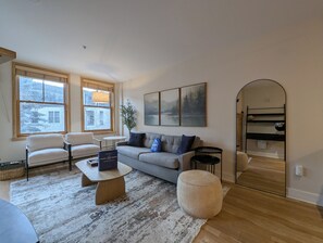 TV, fireplace - Modern  Unit, Perfect for Couples Summer Trip (Keystone)