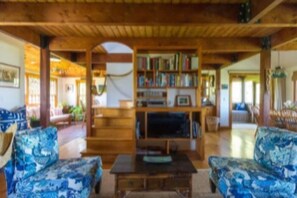 Smart TV, libros, estéreo y oficina 