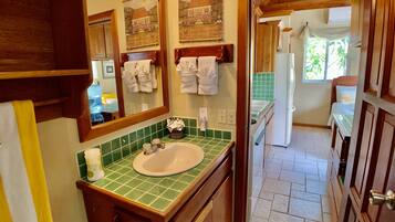 Douche, sĂšche-cheveux, serviettes fournies