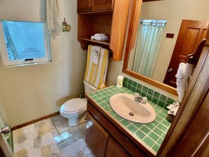 Shower, hair dryer, towels - Quaint Studio at Belizean Reef Suites, Short Walk to Everything! (San Pedro - Town)