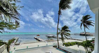 Island Oasis: Stunning Views & Easy Access to Top Dining Spots