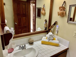 Dusj, hårføner og håndklær