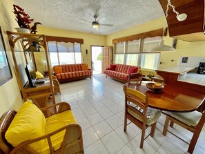 Smart TV - Quick Walk to Town! Beachfront, Amazing Sunrises. Gold Standard Registered. (San Pedro)