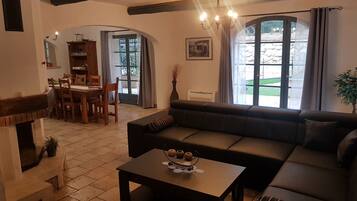 Télévision, cheminée, table de tennis de table