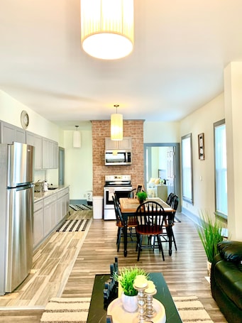 Refrigerador, horno, placa de cocina, utensilios de cocina