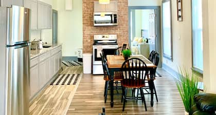 The Iron Scow - With Private Yard & Parking, Near Falls & Casino by Niagara Hospitality