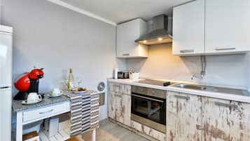 Fridge, oven, stovetop, coffee/tea maker
