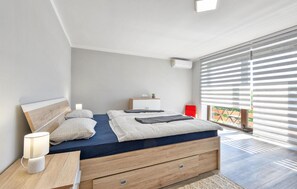 2 chambres, coffres-forts dans les chambres, lit parapluie