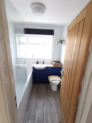 Duschwanne, Handtücher, Toilettenpapier