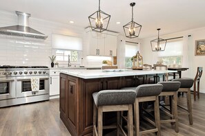 Køleskab, mikrobølgeovn, ovn, kogeplade