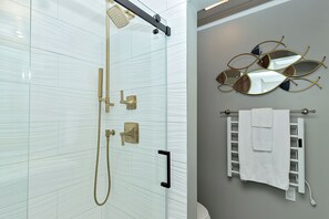 Combined shower/tub, hair dryer, towels