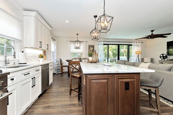 Køleskab, mikrobølgeovn, ovn, kogeplade