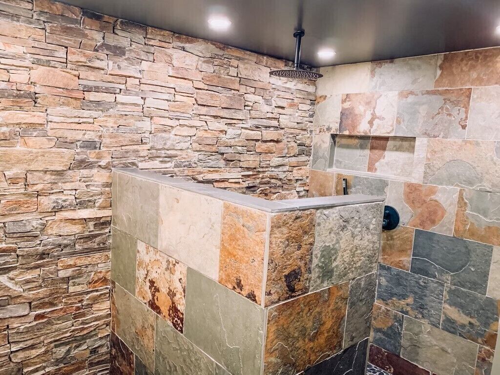 Regadera, toallas, papel de baño 