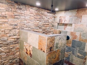 Douche, serviettes fournies, papier toilette