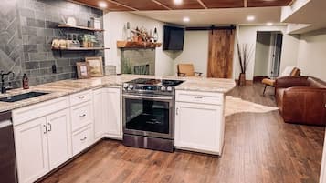 Frigorífico, microondas, horno y placa de cocina