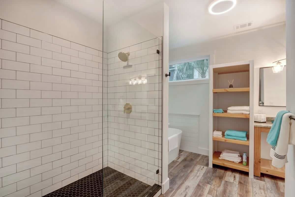 Baignoire, sèche-cheveux, serviettes fournies, shampoing