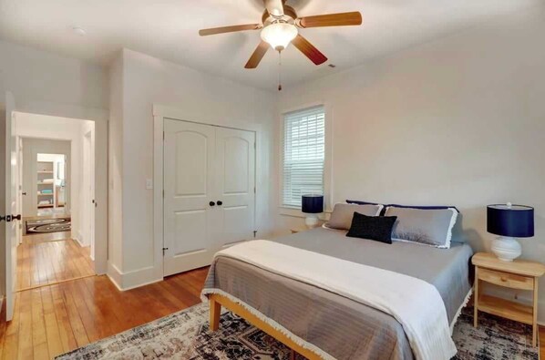 2 bedrooms, iron/ironing board, WiFi, bed sheets - Freshly Renovated Bungalow - Monthly Stays! (Savannah)
