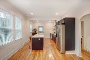 Fridge, microwave, oven, stovetop - Freshly Renovated Bungalow - Monthly Stays! (Savannah)