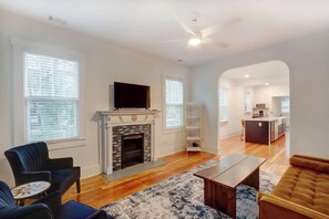 TV, offices - Freshly Renovated Bungalow - Monthly Stays! (Savannah)