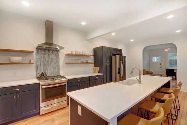 Fridge, microwave, oven, stovetop - Freshly Renovated Bungalow - Monthly Stays! (Savannah)