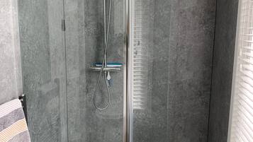 Dusche, umweltfreundliche Kosmetikartikel, Haartrockner, HandtĂŒcher