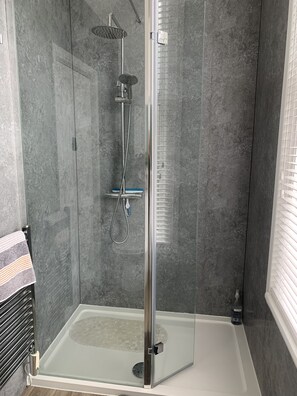 Dusche, umweltfreundliche Kosmetikartikel, Haartrockner, Handtücher