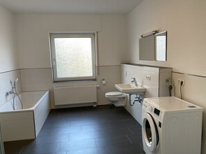 Baignoire, sĂšche-cheveux, serviettes fournies, savon