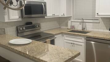 冰箱、微波炉、烤箱、炉灶