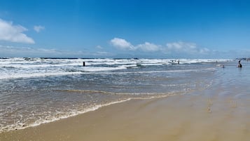 靠近海滩、沙滩椅