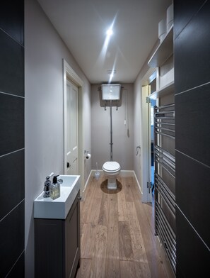 Combined shower/bathtub, hair dryer, towels, toilet paper