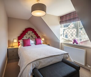 4 bedrooms, iron/ironing board, WiFi, bed sheets - Contemporary Cottage in Ballater Village (Ballater)