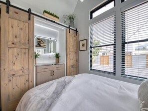 2 bedrooms, iron/ironing board, WiFi