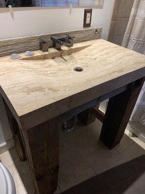 Combined shower/bathtub, bidet, towels, soap - Two Beaches, Half the price! (Toms River)