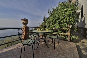 Outdoor dining - Holiday Home in Amalfi Casa Nova (Amalfi)
