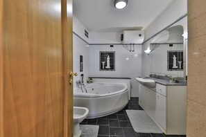 Douche, sèche-cheveux, bidet, serviettes fournies