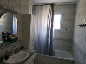 Badewanne, Haartrockner, Handtücher, Seife