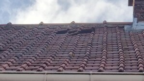 Un edificio con techo de tejas y pared de ladrillo.