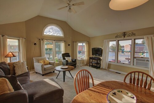 Suttons Bay Village View Apartment