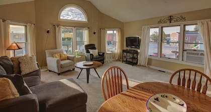 Suttons Bay Village View Apartment